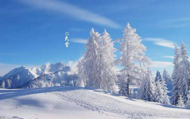 晨起開(kāi)門雪滿山，雪晴云淡日光寒